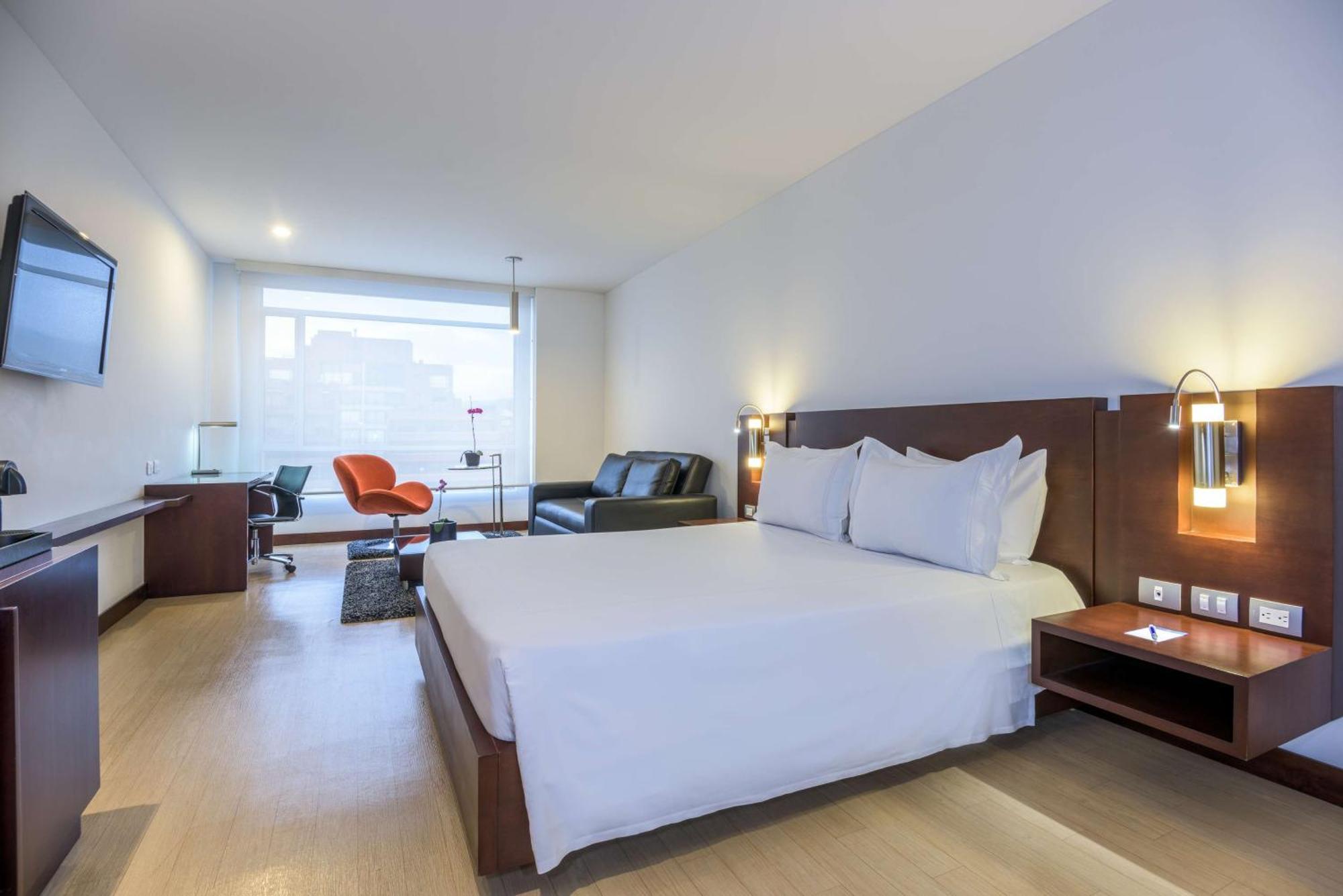 Hotel Nh Urban 93 Royal 4*