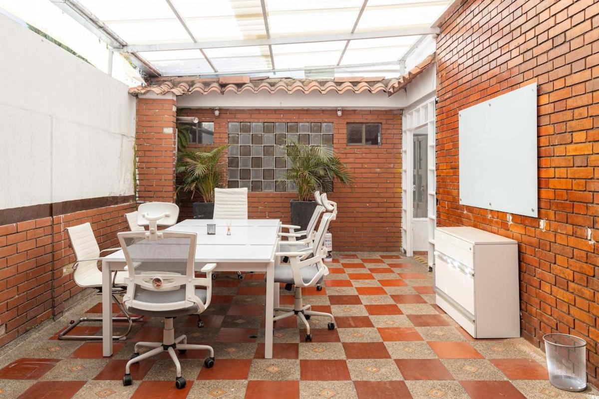 Huge Casa Con Jardin En El Norte Сasa de vacaciones Bogotá