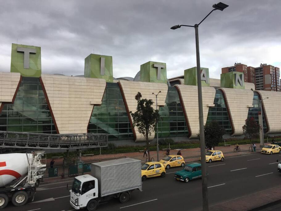 Cerca Del Centro Comercial Titan. 300 Apartamento