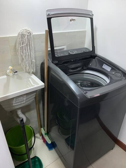 Apartamento Cerca Del Centro Comercial Titan. 300 *