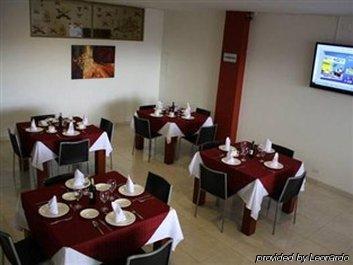 Hotel Dorado Gold Airport