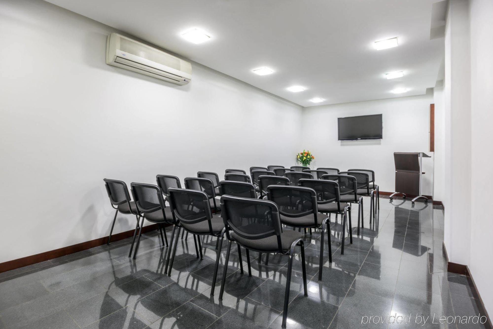 Hotel Nh Urban 93 Royal 4*