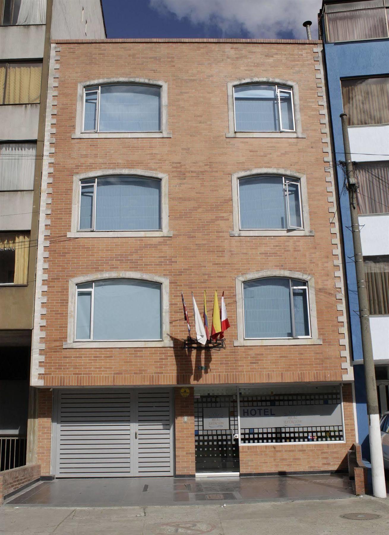 Hotel Real Estación 3*