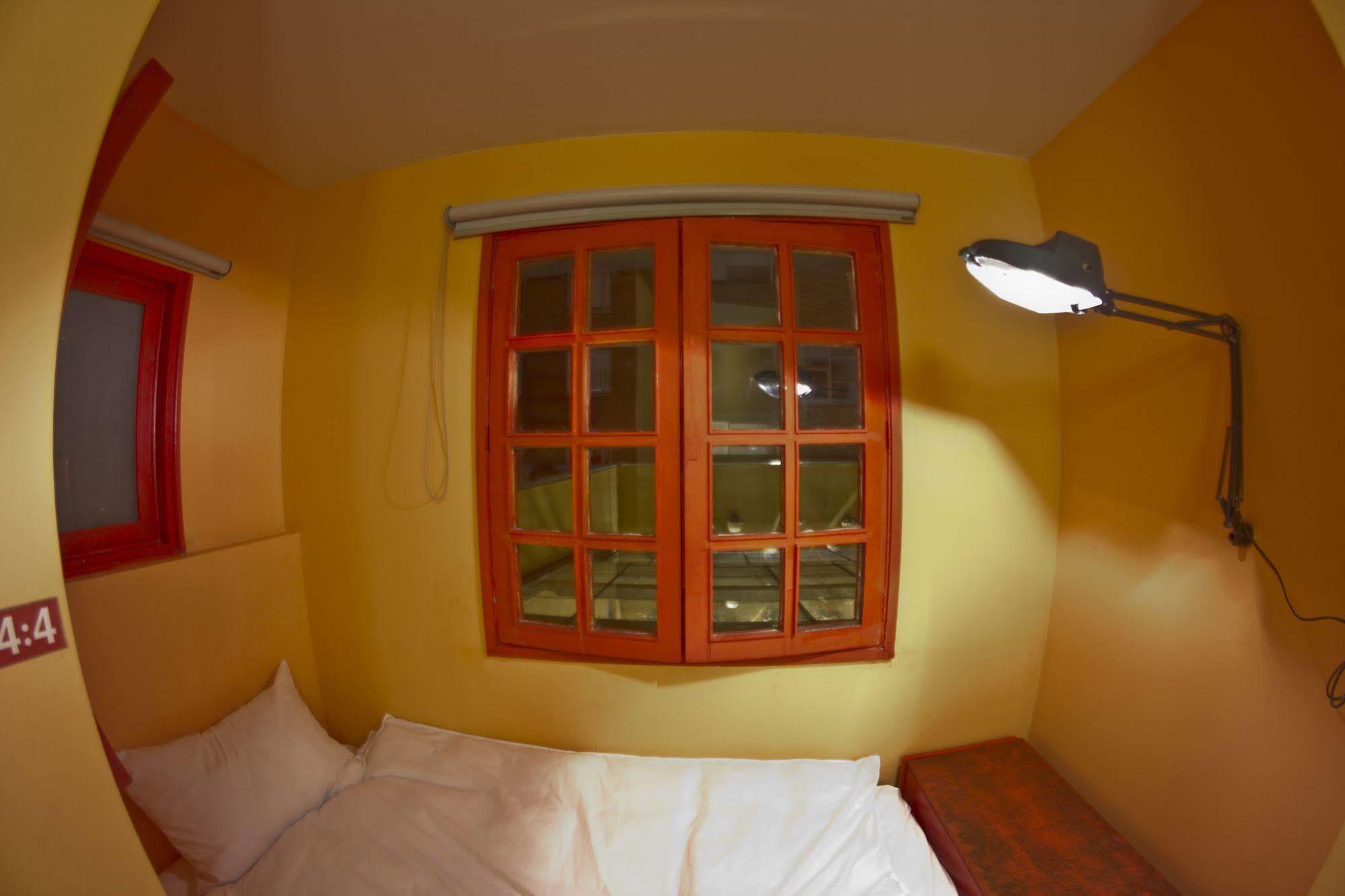 Hostal 12:12