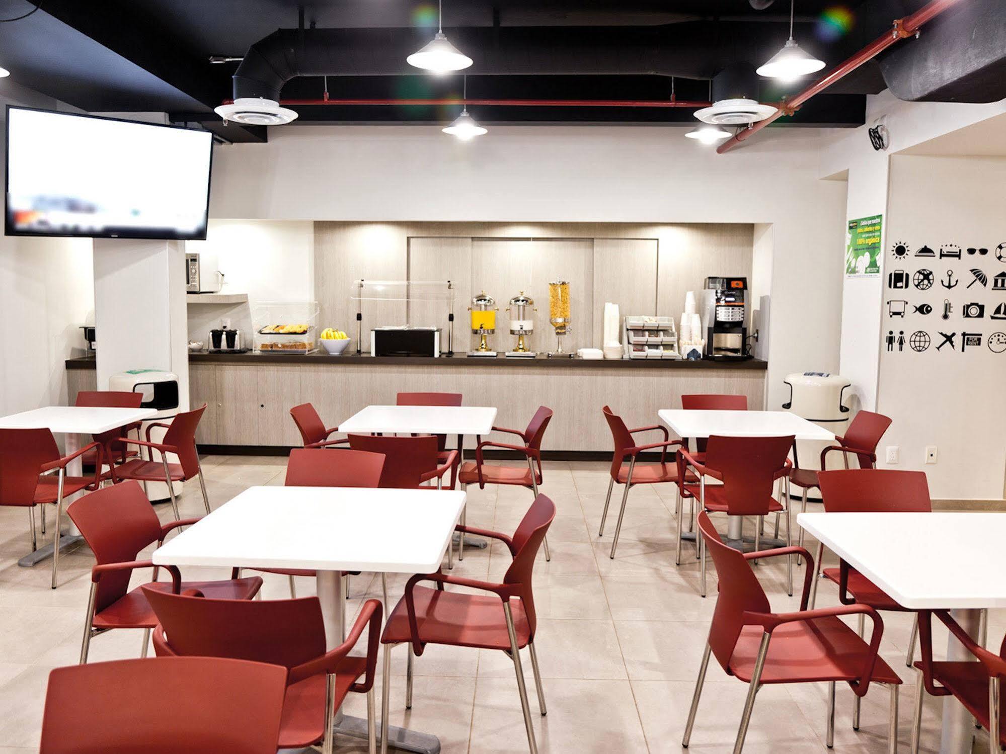 Hotel Express Junior By Marriott Aeropuerto Bogotá