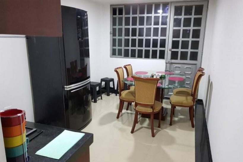 Alcoba con baño privado cerca al aeropuerto Pensión