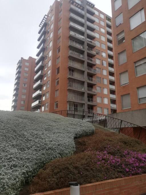 Hermosa Habitación Privada En Conjunto Residencial Cerca Al Aeropuerto Y Terminal De Bogotá, Zonas Comunes Se Comparten Con 1 Persona Apartamento Bogotá