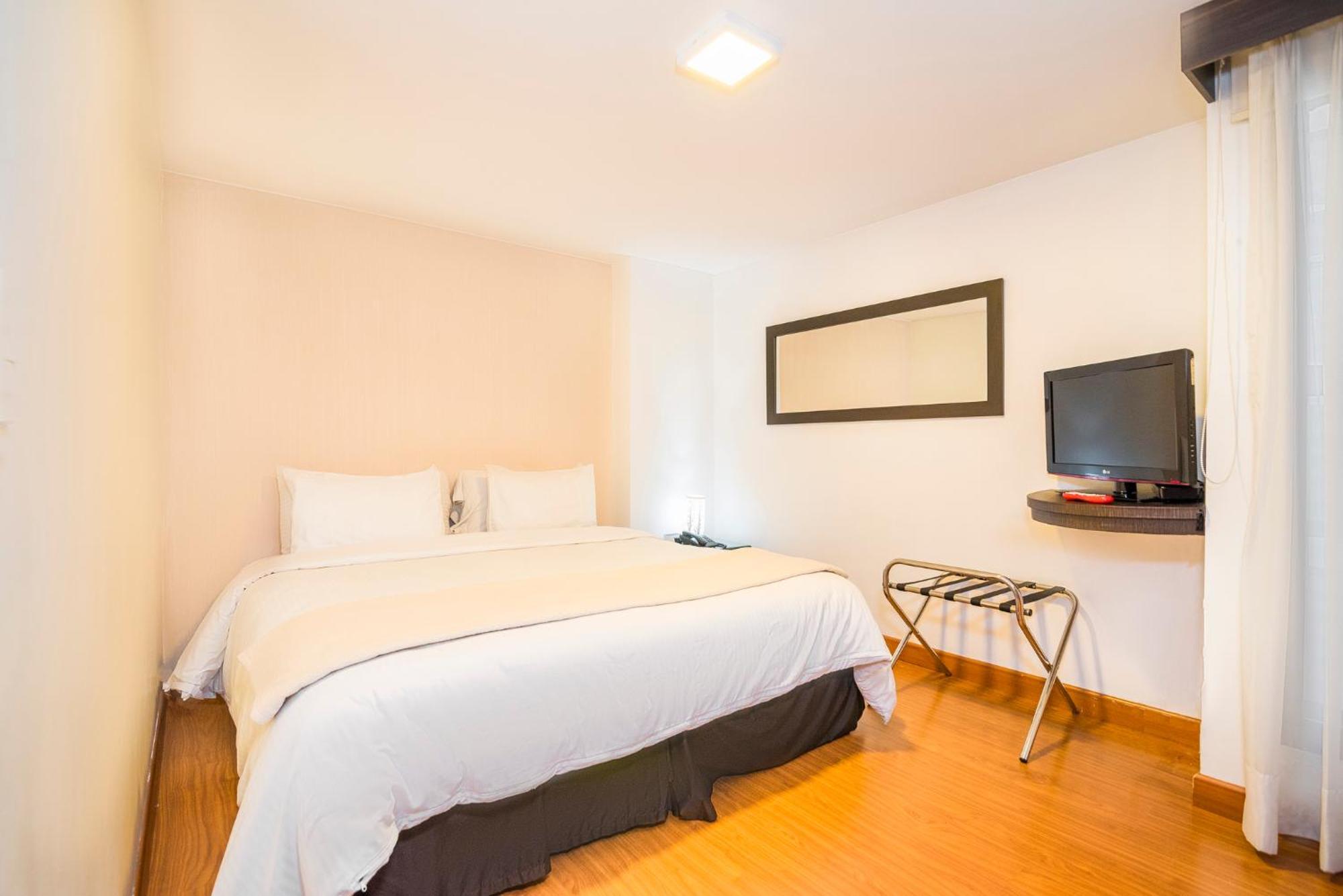 Lloyds Apartasuites Parque 93 Apartahotel 4*