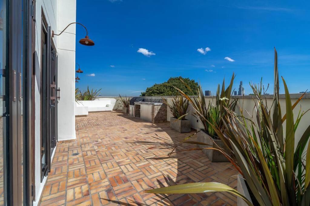 Stylish 2 Masters With Patio And View Bogotá
