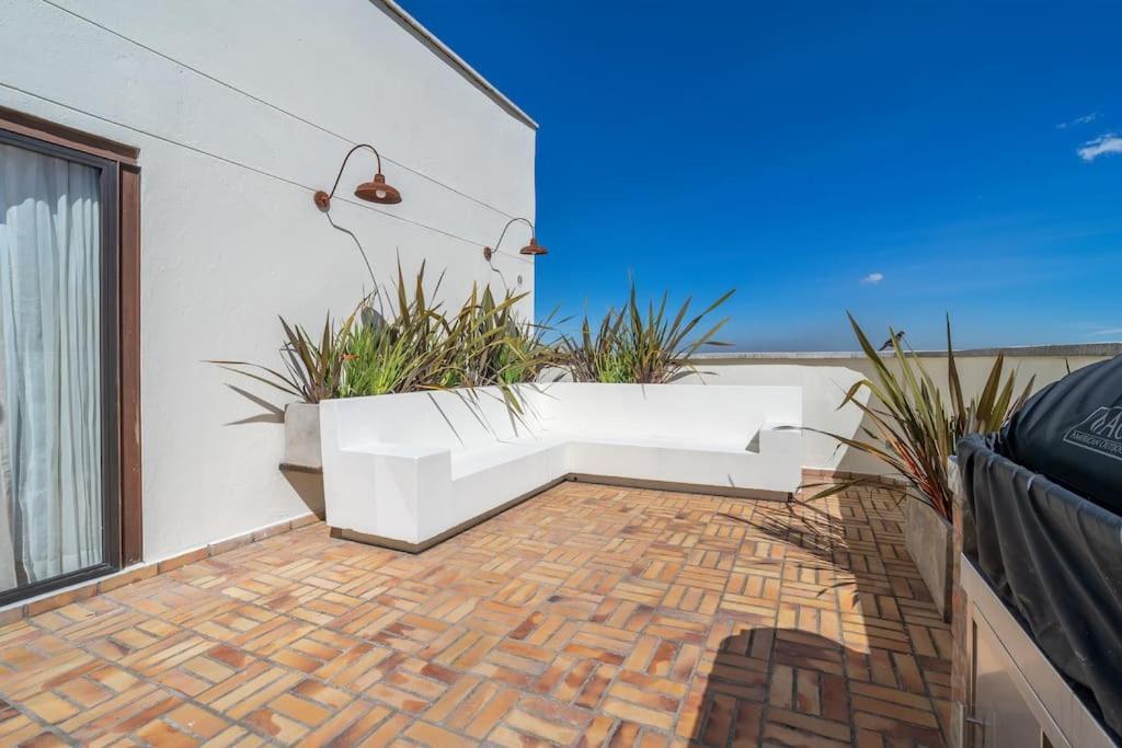 Stylish 2 Masters With Patio And View Bogotá