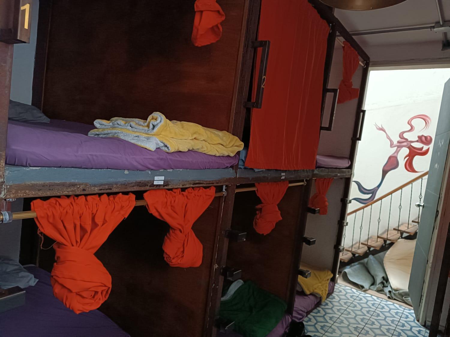 Hostal El Portelli - Solo Extranjeros *